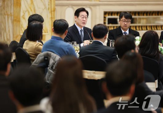 중국을 국빈방문 중인 이재명 대통령이 7일 상하이시에서 열린 순방기자단 오찬간담회에서 발언하고 있다. 2026.1.7/뉴스1 ⓒ News1 허경 기자