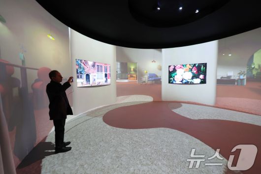 세계 최대 IT(정보기술)·가전 전시회 'CES 2026' 개막 일인 6일(현지시간) 미국 네바다주 라스베이거스 윈호텔에 마련된 삼성전자 단독 전시장에서 관람객들이 제품을 살펴보고 있다. 2026.1.7/뉴스1 ⓒ News1 황기선 기자