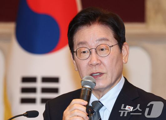 중국을 국빈방문 중인 이재명 대통령이 7일 상하이시에서 열린 순방기자단 오찬간담회에서 발언하고 있다. 2026.1.7/뉴스1 ⓒ News1 허경 기자