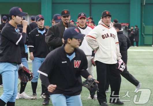 미국 프로야구 메이저리그(MLB) 샌프란시스코 자이언츠 윌리 아다메스와 황재균이 7일 경기 이천시 LG 챔피언스파크에서 훈련 중인 고등학교 선수들을 지켜보고 있다. 2026.1.7/뉴스1 ⓒ News1 김영운 기자