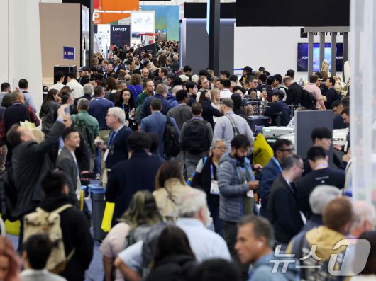 세계 최대 IT(정보기술)·가전 전시회 'CES 2026' 개막 일인 6일(현지시간) 미국 네바다주 라스베이거스 컨벤션센터(LVCC)가 인파로 북적이고 있다. 2026.1.7/뉴스1 ⓒ News1 황기선 기자