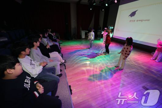 7일 오전 광주 동구 광주중앙초등학교 제81회 졸업생 12명이 후배들이 준비한 기념 공연을 즐기고 있다. ⓒ News1 박지현 기자