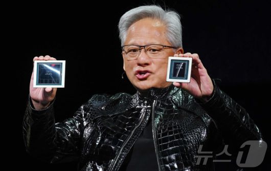 젠슨 황 엔비디아 CEO가 5일(현지시간) 미국 네바다주 라스베이거스 퐁텐블로 호텔에서 열린 엔비디아 CES 2026 라이브에서 루빈 GPU를 선보이고 있다. (공동취재) 2026.1.6/뉴스1 ⓒ News1 황기선 기자