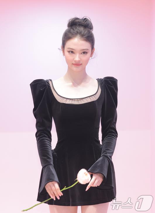 미야오 엘라가 7일 서울 성동구 무신사 스토어 성수 대림창고에서 열린 뷰티 브랜드 '맥, NEW 파우더 키스 컬렉션' 팝업 행사에 참석해 미소를 짓고 있다. ⓒ News1 권현진 기자