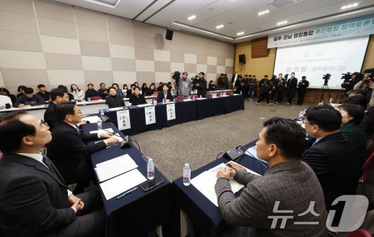 광주전남 행정통합 추진방향 정책토론회가 7일 광주 김대중컨벤션센터에서 열렸다. 토론회는 강기정 광주시장, 김영선 전남연구원장, 최치국 광주연구원장 등이 참석해 김대성 전남연구원 상생협력단장의 발제 '광주전남 행정통합의 주요쟁점' , 토론 등으로 진행됐다. 2026.1.7/뉴스1 ⓒ News1 김태성 기자