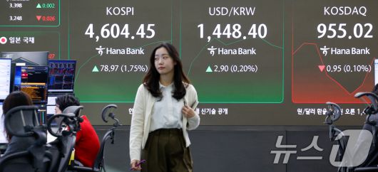 코스피가 장중 4600선을 돌파한 7일 오전 서울 중구 하나은행 딜링룸 전광판에 코스피, 코스닥 지수와 원·달러 환율이 나오고 있다. 2026.1.7/뉴스1 ⓒ News1 안은나 기자