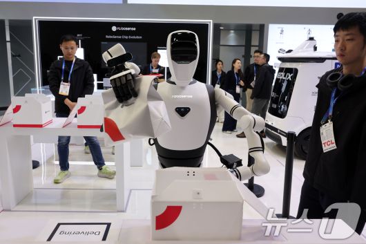 세계 최대 IT(정보기술)·가전 전시회 'CES 2026' 개막 일인 6일(현지시간) 미국 네바다주 라스베이거스 컨벤션센터(LVCC)에서 로보센스 부스를 찾은 관람객들이 제품을 살펴보고 있다. 2026.1.7/뉴스1 ⓒ News1 황기선 기자