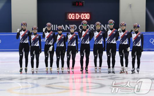 쇼트트랙 선수들이 7일 충북 진천선수촌 챔피언하우스에서 열린 2026 밀라노코르티나동계올림픽대회 D-30 미디어데이 및 훈련 공개에서 기념촬영을 하고 있다. 2026.1.7/뉴스1 ⓒ News1 김성진 기자