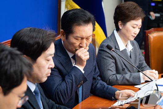 정청래 더불어민주당 대표가 지난 2일 서울 여의도 국회에서 열린 최고위원회의에서 모두 발언 중 헛기침을 하고 있다. 2026.1.2/뉴스1 ⓒ News1 유승관 기자