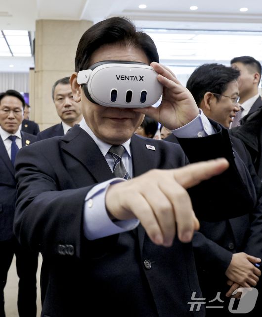 이재명 대통령이 7일 중국 상하이 국제회의중심에서 열린 한중 벤처스타트업 서밋 행사에서 VR기기 벤타X를 체험하고 있다. 2026.1.7/뉴스1 ⓒ News1 허경 기자