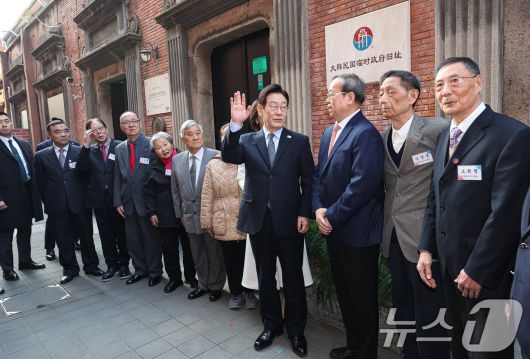 이재명 대통령이 7일 중국 상하이 대한민국 임시정부 청사에서 열린 100주년 기념식을 마친 후 참석자와 대화를 나누고 있다. 2026.1.7/뉴스1 ⓒ News1 허경 기자