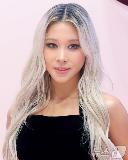 우주소녀 다영이 7일 서울 성동구 무신사 스토어 성수 대림창고에서 열린 뷰티 브랜드 '맥, NEW 파우더 키스 컬렉션' 팝업 행사에 참석해 포즈를 취하고 있다.  ⓒ News1 권현진 기자