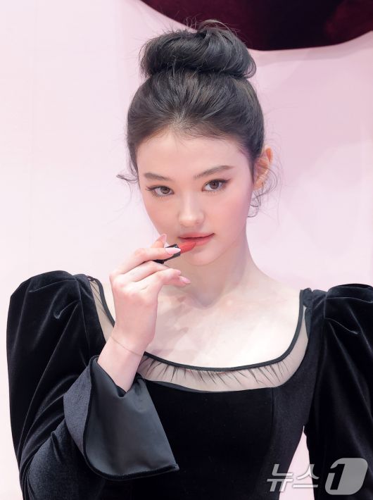 미야오 엘라가 7일 서울 성동구 무신사 스토어 성수 대림창고에서 열린 뷰티 브랜드 '맥, NEW 파우더 키스 컬렉션' 팝업 행사에 참석해 립스틱을 바르고 있다. ⓒ News1 권현진 기자