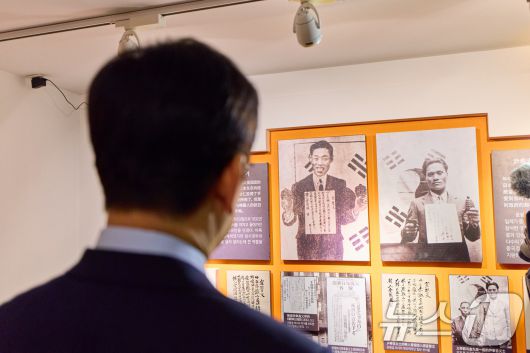 이재명 대통령이 7일 오후 상하이 임시정부청사 기념관을 살펴보고 있다. (공동취재) 2026.1.7/뉴스1 ⓒ News1 허경 기자