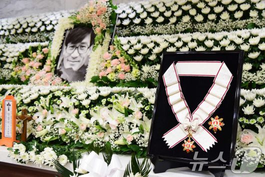 5일 서울 서초구 서울성모병원 장례식장에 마련된 배우 안성기의 빈소에 금관문화훈장이 놓여있다. 2026.1.5/뉴스1 ⓒ News1 사진공동취재단