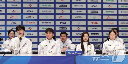 피겨스케이팅 차준환(맨 왼쪽)이 7일 충북 진천선수촌 챔피언하우스에서 열린 2026 밀라노코르티나동계올림픽대회 D-30 미디어데이에서 취재진의 질문에 답하고 있다. 왼쪽부터 피겨 차준환, 김현겸, 신지아, 이해인. 2026.1.7/뉴스1 ⓒ News1 김성진 기자