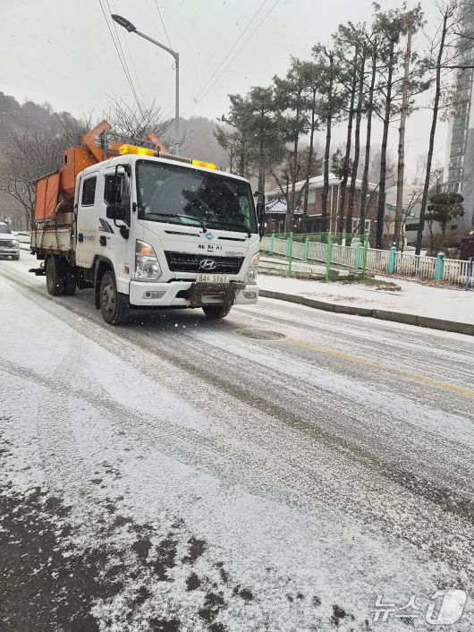 제천시가 7일 오전 현재 15톤짜리 제설차량 22대와 5톤짜리 재설차량 7개, 살수차량 4대 등을 전 지역에 긴급 투입시켜 제설작업을 펼치고 있다.2026.1.7/뉴스1 손도언 기자