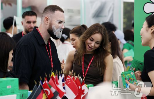 서울 강남구 코엑스에서 열린 글로벌 뷰티·화장품 전문 전시회 '2025 인터참코리아'에서 외국인 참관객이 마스크팩을 착용하고 있다. 2025.7.2/뉴스1 ⓒ News1 구윤성 기자