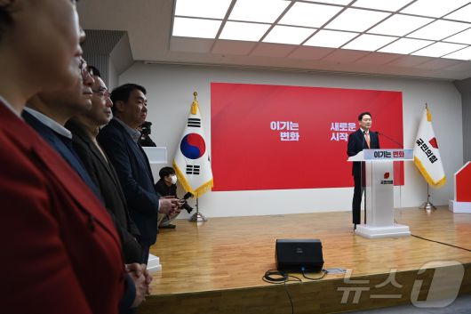 장동혁 국민의힘 대표가 7일 서울 여의도 중앙당사에서 열린 긴급기자회견에서 당 쇄신안 등을 발표하고 있다. (공동취재) 2026.1.7/뉴스1 ⓒ News1 이승배 기자