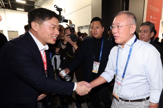 정의선 현대자동차 회장이 6일(현지시간) 미국 네바다주 라스베이거스 컨벤션센터(LVCC)에서 열린 'CES 2026'에서 LG전자 부스를 찾아 류재철 사장과 악수를 하고 있다. 2026.1.7/뉴스1 ⓒ News1 황기선 기자