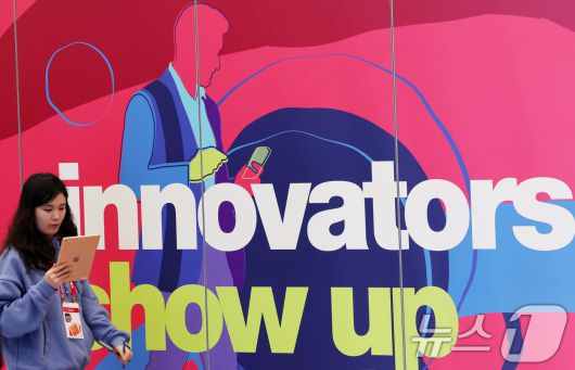 세계 최대 IT(정보기술)·가전 전시회 'CES 2026' 개막을 사흘 앞둔 3일(현지시간) 미국 네바다주 라스베이거스 컨벤션센터(LVCC)에 관련 홍보물이 부착돼 있다. 올해 주제는 ‘혁신가들의 등장(Innovators Show UP)’으로 설정됐다. 2026.1.4/뉴스1 ⓒ News1 황기선 기자