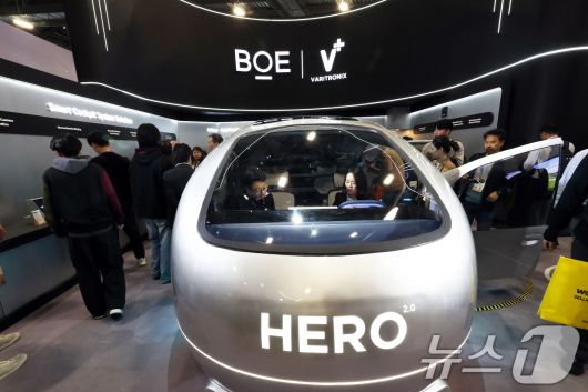 세계 최대 IT(정보기술)·가전 전시회 'CES 2026' 개막 일인 6일(현지시간) 미국 네바다주 라스베이거스 컨벤션센터(LVCC)에서 BOE 부스를 찾은 관람객들이 제품을 살펴보고 있다. 2026.1.7/뉴스1 ⓒ News1 황기선 기자