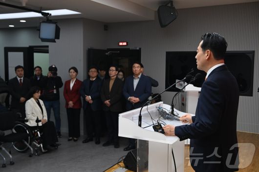 장동혁 국민의힘 대표가 7일 서울 여의도 중앙당사에서 열린 긴급기자회견에서 당 쇄신안 등을 발표하고 있다. (공동취재) ⓒ News1 이승배 기자