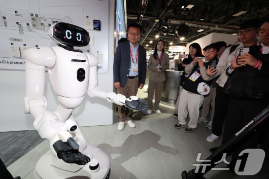 세계 최대 IT(정보기술)·가전 전시회 'CES 2026' 개막을 하루 앞둔 5일(현지시간) 미국 네바다주 라스베이거스 컨벤션센터(LVCC)에서 열린 LG전자 사전 부스투어에서 AI 홈로봇 'LG 클로이드'가 관람객을 안내하고 있다. 2026.1.6/뉴스1 ⓒ News1 황기선 기자