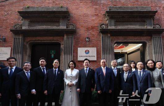 이재명 대통령과 김혜경 여사가 7일 오후 상하이 임시정부청사 기념관에서 열린 대한민국 임정 상하이 청사 100년 기념식에서 기념 사진을 촬영하고 있다. 2026.1.7/뉴스1 ⓒ News1 허경 기자