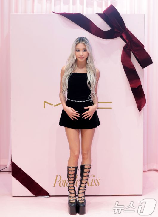 우주소녀 다영이 7일 서울 성동구 무신사 스토어 성수 대림창고에서 열린 뷰티 브랜드 '맥, NEW 파우더 키스 컬렉션' 팝업 행사에 참석해 포즈를 취하고 있다.  ⓒ News1 권현진 기자