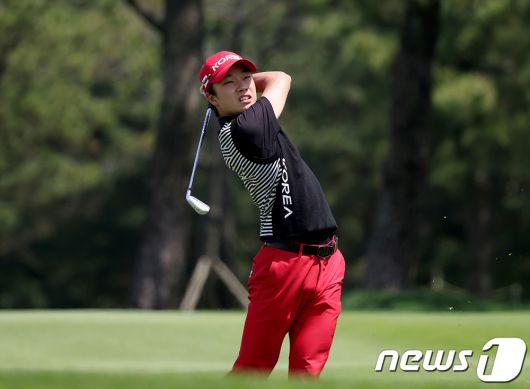 송민혁이 21일 제주 서귀포 핀크스골프클럽에서 열린 2023시즌 KPGA 코리안투어 'SK텔레콤 오픈 2023' 최종라운드에서 4번홀 세컨 아이언샷을 하고 있다. (KPGA 제공) 2023.5.21/뉴스1