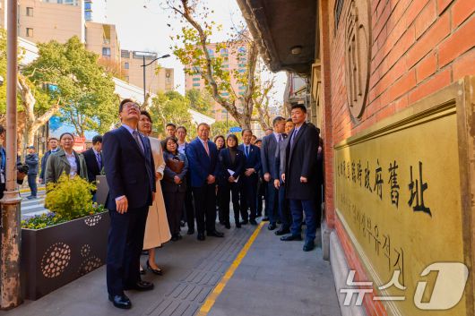 이재명 대통령과 김혜경 여사가 7일 오후 상하이 임시정부청사 기념관을 살펴보고 있다. (공동취재) 2026.1.7/뉴스1 ⓒ News1 허경 기자