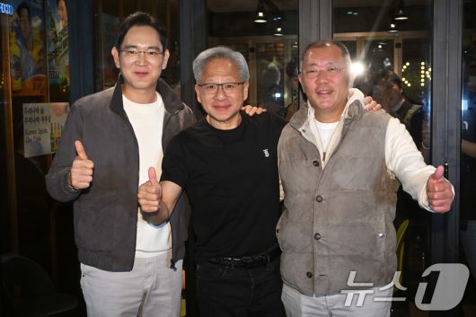 젠슨 황 엔비디아 최고경영자(CEO)가 30일 오후 서울 강남구 삼성역 인근 깐부치킨 매장에서 이재용 삼성그룹 회장, 정의선 현대차그룹 회장과 치킨 회동 후 기념촬영을 하고 있다.(공동취재) 2025.10.30/뉴스1 ⓒ News1 김진환 기자