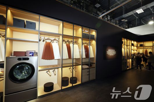 세계 최대 IT(정보기술)·가전 전시회 'CES 2026' 개막을 하루 앞둔 5일(현지시간) 미국 네바다주 라스베이거스 컨벤션센터(LVCC)에서 열린 LG전자 사전 부스투어에서 관람객들이 부스를 둘러보고 있다. 2026.1.6/뉴스1 ⓒ News1 황기선 기자