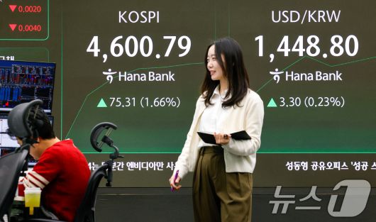 코스피가 장중 4600선을 돌파한 7일 오전 서울 중구 하나은행 딜링룸 전광판에 코스피 지수와 환율이 나오고 있다. 2026.1.7/뉴스1 ⓒ News1 안은나 기자