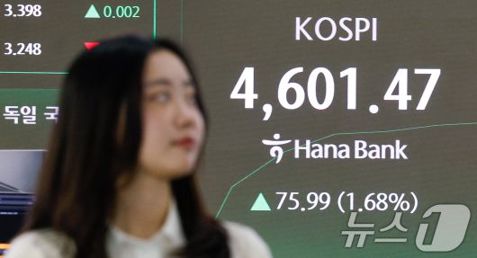 코스피가 장중 4600선을 돌파한 7일 오전 서울 중구 하나은행 딜링룸 전광판에 코스피 지수가 나오고 있다. 2026.1.7/뉴스1 ⓒ News1 안은나 기자