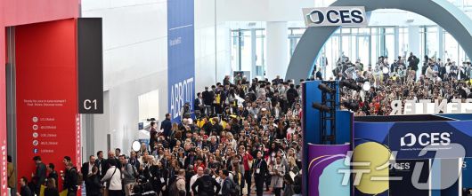 세계 최대 가전·정보기술(IT) 전시회 'CES 2026'이 개막한 6일 미국 네바다주 라스베이거스 LVCC 센트럴홀에서 헤드셋을 착용한 단체 참관객이 입장하고 있다. (공동취재) 2026.1.7/뉴스1 ⓒ News1 황기선 기자