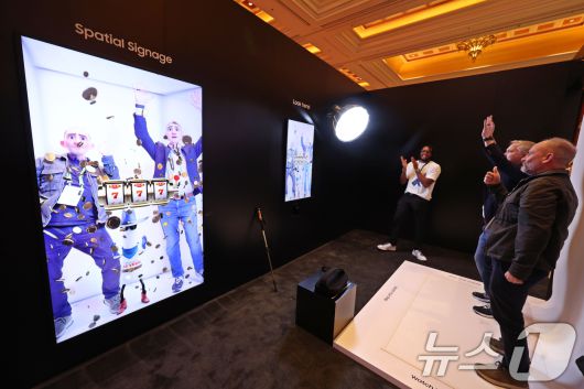세계 최대 IT(정보기술)·가전 전시회 'CES 2026' 개막 일인 6일(현지시간) 미국 네바다주 라스베이거스 윈호텔에 마련된 삼성전자 단독 전시장에서 관람객들이 제품을 살펴보고 있다. 2026.1.7/뉴스1 ⓒ News1 황기선 기자