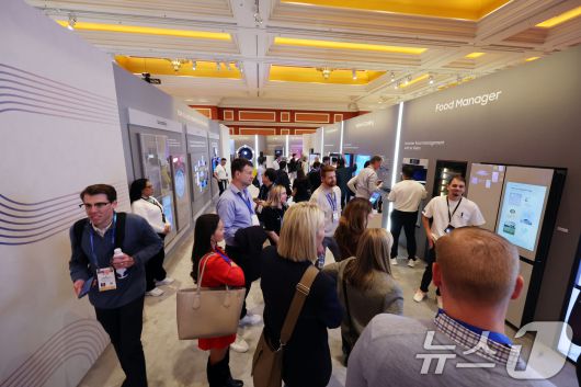 세계 최대 IT(정보기술)·가전 전시회 'CES 2026' 개막일인 6일(현지시간) 미국 네바다주 라스베이거스 윈호텔에 마련된 삼성전자 단독 전시장에서 관람객들이 제품을 살펴보고 있다. 2026.1.7/뉴스1 ⓒ News1 황기선 기자