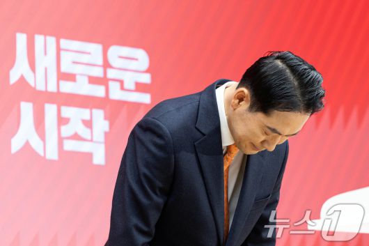 장동혁 국민의힘 대표가 7일 서울 여의도 중앙당사에서 열린 긴급기자회견에서 당 쇄신안 등을 발표하기 전 인사하고 있다. 2026.1.7/뉴스1 ⓒ News1 이승배 기자