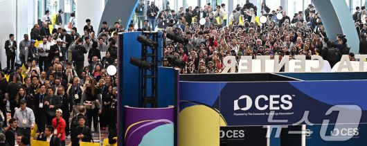 세계 최대 가전·정보기술(IT) 전시회 'CES 2026'이 개막한 6일 미국 네바다주 라스베이거스 LVCC 센트럴홀에서 헤드셋을 착용한 단체 참관객이 입장하고 있다. (공동취재) 2026.1.7/뉴스1 ⓒ News1 황기선 기자