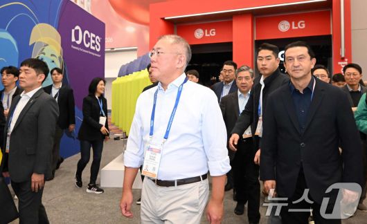 정의선 현대차그룹 회장과 호세 무뇨스 현대자동차 대표가 6일 미국 네바다주 라스베이거스 LVCC에서 열린 세계 최대 가전·정보기술(IT) 전시회 'CES 2026'를 둘러보고 있다. (공동취재) 2026.1.7/뉴스1 ⓒ News1 황기선 기자