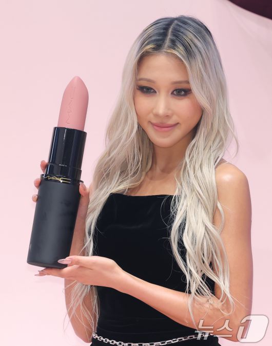 우주소녀 다영이 7일 서울 성동구 무신사 스토어 성수 대림창고에서 열린 뷰티 브랜드 '맥, NEW 파우더 키스 컬렉션' 팝업 행사에 참석해 포즈를 취하고 있다. 미소를 짓고 있다. ⓒ News1 권현진 기자