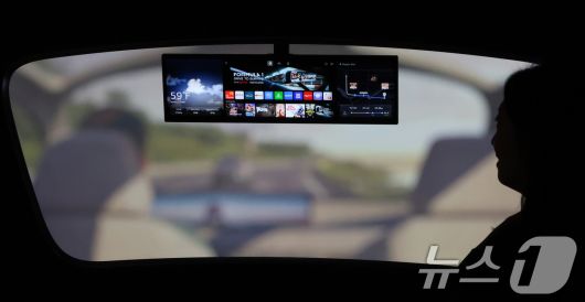 세계 최대 IT(정보기술)·가전 전시회 'CES 2026' 개막을 하루 앞둔 5일(현지시간) 미국 네바다주 라스베이거스 컨벤션센터(LVCC)에서 열린 LG전자 사전 부스투어에서 관람객들이 부스를 둘러보고 있다. 2026.1.6/뉴스1 ⓒ News1 황기선 기자