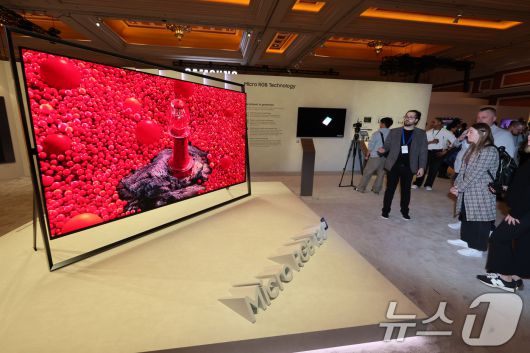 세계 최대 IT(정보기술)·가전 전시회 'CES 2026' 개막 일인 6일(현지시간) 미국 네바다주 라스베이거스 윈호텔에 마련된 삼성전자 단독 전시장에서 관람객들이 제품을 살펴보고 있다. 2026.1.7/뉴스1 ⓒ News1 황기선 기자