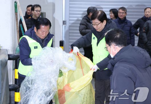 정청래 더불어민주당 대표가 7일 서울 송파구 가락동 농수산물 종합도매시장을 찾아 청소를 하고 있다. 2026.1.7/뉴스1 ⓒ News1 신웅수 기자