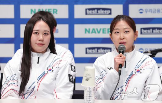스피드스케이팅 김민선(오른쪽)이 7일 충북 진천선수촌 챔피언하우스에서 열린 2026 밀라노코르티나동계올림픽대회 D-30 미디어데이에서 취재진의 질문에 답하고 있다. 왼쪽은 스피드스케이팅 박지우. 2026.1.7/뉴스1 ⓒ News1 김성진 기자