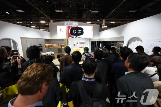 세계 최대 IT(정보기술)·가전 전시회 'CES 2026' 개막 일인 6일(현지시간) 미국 네바다주 라스베이거스 컨벤션센터(LVCC)에서 LG 부스를 찾은 관람객들이 제품을 살펴보고 있다. 2026.1.7/뉴스1 ⓒ News1 황기선 기자