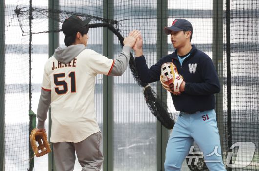 미국 프로야구 메이저리그(MLB) 샌프란시스코 자이언츠 이정후가 7일 경기 이천시 LG 챔피언스파크에서 고등학교 후배와 하이파이브를 하고 있다. 2026.1.7/뉴스1 ⓒ News1 김영운 기자