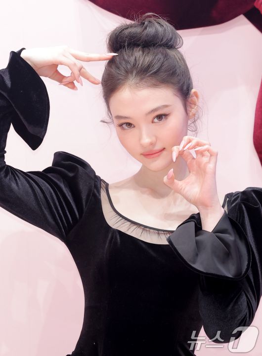 미야오 엘라가 7일 서울 성동구 무신사 스토어 성수 대림창고에서 열린 뷰티 브랜드 '맥, NEW 파우더 키스 컬렉션' 팝업 행사에 참석해 포즈를 취하고 있다. ⓒ News1 권현진 기자